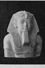 Partie haute d'une statue d'Achôris par William Matthew Flinders Petrie. Source : wiki/Achôris/ domaine public