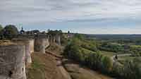 Les remparts de la cité de Coucy dans l'Aisne. Source : wiki/ Coucy-le-Château-Auffrique/ licence : CC BY-SA 4.0