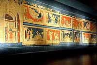 La tapisserie de l'Apocalypse est le plus ancien ensemble de tapisseries de cette taille, 100m (328ft). Il a été commandé en 1375 par Louis 1er, duc d'Anjou et frère du roi Charles Quint. (Source : wiki/ Auteur Dennis Jarvis de Halifax, Canada)