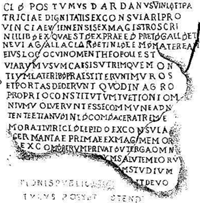 Transcription de la dédicace à Dardanus par Simon-Jude Honnorat (1838). Source : wiki/ Claudius Posthumus Dardanus/ domaine public