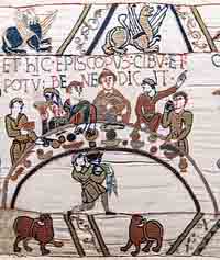 La scène du banquet de la Tapisserie de Bayeux, où un personnage barbu est assis à la droite du duc Guillaume. Source : wiki/ Roger de Beaumont (le_Barbu)/ domaine public