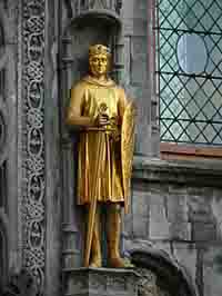 Philippe 1er de Flandre,statue du 19ème siècle, façade de la basilique du Saint-Sang de Bruges. Source : wiki/Philippe d'Alsace/ licence : CC BY-SA 3.0