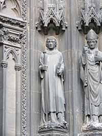 Statue d'Hildebert, œuvre de Victor Vilain, sur le retour sud de la façade occidentale de l'église Saint-Ouen de Rouen. Source : wiki/Hildebert (abbé de Saint-Ouen)/ licence : CC BY-SA 4.0