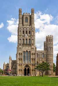 L'extérieur de la cathédrale d'Ely, Cambridgeshire, Angleterre, vu de l'ouest. Elle abrite aujourd'hui le musée du Vitrail.