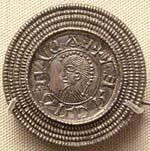 Broche en argent imitant une monnaie d'Édouard (vers 920).