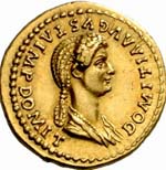 Aureus frappé en 83. Domitia y apparaît au dos avec son titre honorifique d'Augusta.