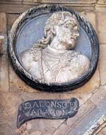 Médaillon représentant Alphonse d'Aragon Archevêque de Saragosse-Vice-roi d'Aragon-Lieutenant de Catalogne de 1514 à 1520. source : wiki/Alphonse d'Aragon (1470-1520)/ Basilio CC BY-SA 3.0