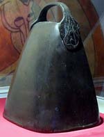 La cloche à main de saint Pol Aurélien (facsimilé exposé dans le Musée de l'abbaye de Landévennec) photo Moreau.henri.