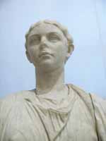 Statue de Claudia Livia (Livilla) trouvée à Rusellae (Roselle, Italie) et actuellement au Museo Nazionale Archeologico delle Marche de Grosseto . Source : wiki/Livilla/ liccence : CC BY 2.0