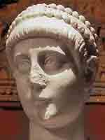 Valentinien II Empereur romain de 375 à 392. Détail d'une statue (vers 387-390). Source : /wiki/Valentinien II/ licence : CC BY-SA 3.0