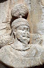 Détail du bas-relief de l'investiture d'Ardashir II, la tête du roi (source : Philippe Chavin)