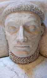 Statue de Pierre de Navarre (musée du Louvre).source : wiki/ Pierre de Navarre/ licence : CC BY 3.0