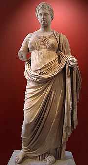 Statue de Thémis trouvée à Rhamnonte en Attique, dans le petit temple de Némésis, vers 300 av. jc (Musée national archéologique d'Athènes.)