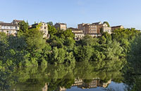 Le centre historique de Rabastens au bord du Tarn.