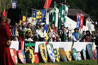 Présentation des « blasons » (ou écus armoriés) dans une reconstitution de tournoi médiéval.