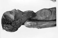 Momie de Lady Rai, nourrice d'Ahmose-Nefertari, elle-même reine du pharaon Ahmose, découverte dans une tombe thébaine en 1881 (musée du Caire)