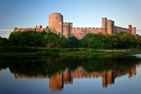 Murs ouest du château de Pembroke. Le donjon (13ème siècle) mesure 23 mètres de haut et les murs, 6 mètres.