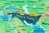 Les Parthes arsacides, en jaune, aux côtés de l'Empire séleucide (en bleu) et de la République romaine (violet) vers 200 avant l'ère commune. Source : wiki/Arsacides/ licence : CC BY-SA 3.0