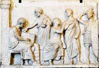 Scène de recensement : partie gauche d'une plaque de l'autel de Domitius Ahenobarbus, connue sous le nom de la « frise du recensement ». Marbre, œuvre romaine de la fin du IIe siècle av. jc Provenance : Champ de Mars, Rome. Source : wiki/Cnaeus Domitius Ahenobarbus (consul en 122 av. jc)/ domaine public