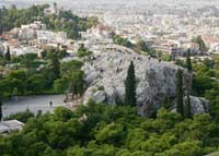 À droite, la colline de l'Aréopage, vue des Propylées. L'observatoire, au fond, est situé sur la colline de la Pnyx.