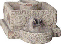 Lampe à huile parthe en céramique découverte dans le Khuzestan en Iran et exposée au Musée national d'Iran.