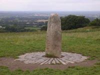 Les ard rí étaient traditionnellement intronisés sur la colline de Tara. La Lia Fáil (photo) était supposée crier le nom du roi légitime lorsque celui-ci posait son pied sur elle.