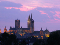 La cathédrale de Coutances avec les clochers de Saint-Nicolas et de l'hôtel de ville à droite et celui de Saint-Pierre à gauche.