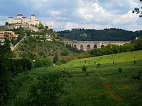 La Rocca Albornoz et le Pont des tours à Spolète