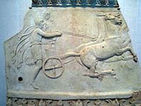 Pélops et Hippodamie pendant la course de chars, sur un bas-relief conservé au Metropolitan Museum of Art à New York.