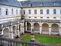 Abbaye du Bec Le cloître du 17ème siècle.