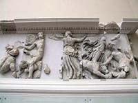Phébé et Astéria, détail de frise de la Gigantomachie du Grand Autel de Pergame, 2ème siècle av. jc, (musée de Pergame (Berlin))