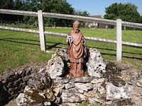 Statue de Saint Ursin devant la source de Villers-sur-le-Roule (Eure). Source : wiki/Ursin de Bourges/ 