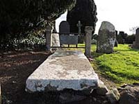 Tombe d'Edward de Bruce, haut roi d'Irlande, au cimetière de Faughart, comté de Louth. Source : wiki/Édouard Bruce Auteur Davidmc5585