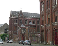  Saint-Omer apparaît au 7ème siècle sous le nom de Sithiu (Rue Saint-Bertin avec ses pavés et ses très anciens lycées aujourd'hui.)