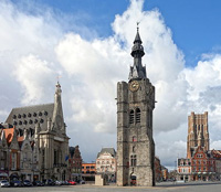 La Grand-Place : l'hôtel de ville, le beffroi, l'église Saint-Vaast à Béthune ville d'origine de Pierre de Manchicourt