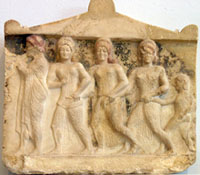 Relief des trois Grâces, ve siècle av. J.-C. Musée de l'Acropole d'Athènes.