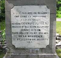 Plaque commémorative au bas de la colonne dans les vestiges de l'ancienne chapelle dans la zone autour de la Maison des Jésuites-de-Sillery (source Pjposullivan)