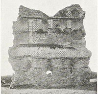 Le mausolée d'Émèse tel que photographié par Heinrich Kohl et Carl Watzinger en 1907 ; il pourrait avoir été construit en 78-79 de notre ère par un parent des Sampsigéramides