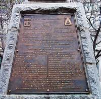 Noms des fondateurs de Montréal, plaque sous un obélisque situé à la place de la Grande-Paix-de-Montréal