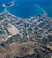 Vue aérienne de la ville d'Érétrie, sur l'île d'Eubée, en Grèce. Source : wiki/ Érétrie/ licence : Bdubosso (Travail personnel)/ CC BY-SA 3.0