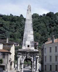 Pyramide datant des romains dans le vieille ville de vienne (Isère photos lj 1995)