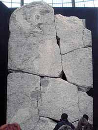 Stèle monumentale attribuée à Ptolémée VIII, glorifiant son règne et décrivant son soutien aux dieux égyptiens. La stèle a été écrite en hiéroglyphes égyptiens et en grec. Exposition du Grand Palais. 2006