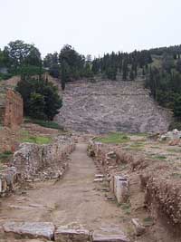 Theatre antique d'Argos, vu depuis l'entrée du site. Source : wiki/Argos (ville)/ Aeleftherios/ licence : CC BY-SA 3.0