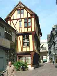 Rouen : Maison de l'Œuvre, 14ème siècle, sur la rue Saint-Romain, dernière maison canoniale. Source : wiki/Rouen/ licence : CC BY-SA 3.0