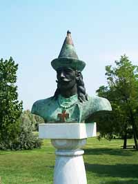 Géza, duc de Hongrie. Statue au Nemzeti Történeti Emlékpark d'Ópusztaszer. Source : wiki Géza (grand-prince)/ licence : CC BY-SA 2.5
