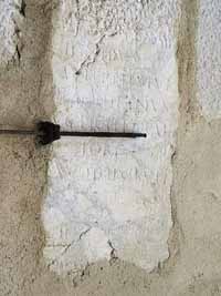 Inscription latine d'époque romaine réemployée dans le clocher de l'église de Vif (Isère). Il s'agit d'une dédicace aux feux éternels par le préfet du prétoire Iulius Placidianus durant le règne d'Aurélien. Source : wiki/Iulius Placidianus/ Licence : CC BY-SA 3.0