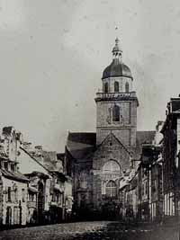 L'abbaye Sainte-Croix de Quimperlé avant 1862, avec le clocher construit par les Mauristes. Source : wiki/Abbaye Sainte-Croix de Quimperlé/ licence : CC BY-SA 3.0