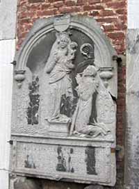 Saint Landelin, fondateur de l'abbaye d'Aulnes (pierre se trouvant sur un mur de l'ancienne abbaye).