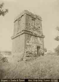 Tombe du tyran Théron d'Acragas. Carte postale de Giovanni Crupi (1849-1925). Source : wiki/Théron d'Acragas/ deomaine public