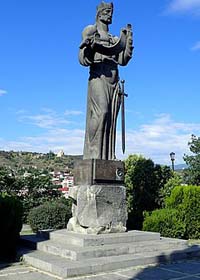 Statue contemporaine du roi Pharnabaze Fondateur et premier monarque du royaume d'Ibérie de 284 à 234 av. jc sur l'avenue Ketevan Tsamebul, à Tbilissi en Géorgie.